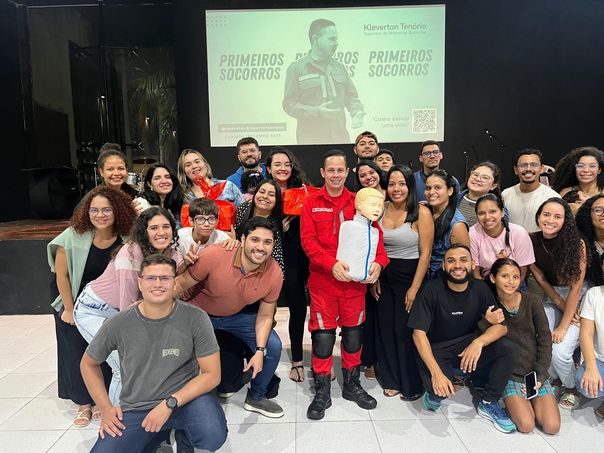 Klever Tenório com participantes após um treinamento de primeiros socorros
