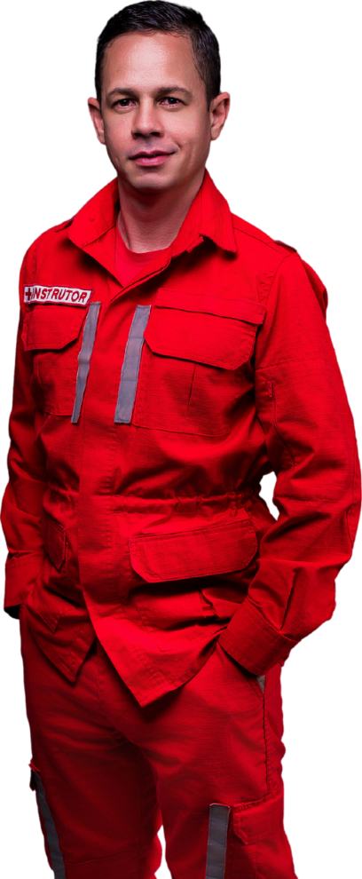 Klever Tenório com uniforme vermelho de primeiros socorros